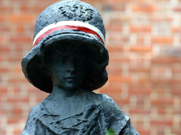 Napisz Kilkuzdaniowy Opis Rzezby Jerzego Jarnuszkiewicza Maly Powstaniec Oryginał rzeźby „Mały Powstaniec” Jerzego Jarnuszkiewicza wystawiony na
